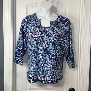 Beautiful geometric pattern top with rhinestone detail on front three-quarter sl